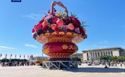 国庆庆典，和平鸽与天安门广场上的大花篮共谱和谐篇章