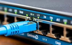 CentOS系统下如何查看网卡UUID以识别和配置网络接口？