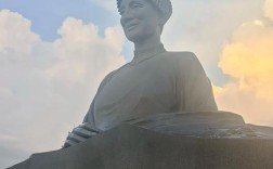 杨振宁雕像前鲜花簇拥，缅怀之情浓烈