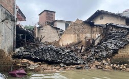 陕西暴雨突袭，两老人逃生瞬间房屋倒塌惊心动魄