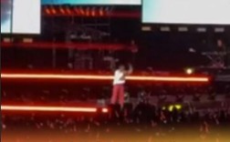 杨宗纬舞台意外摔伤，目击者见证短暂昏迷瞬间