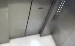 大妈紧急拦电梯致门崩坏，厨具成意外阻碍