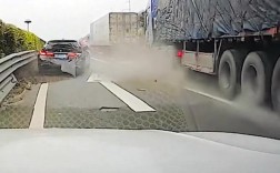 高速公路惊魂，司机下车检查遭大货车追尾！