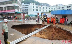 地陷惊魂，男子晒衣瞬间坠入3米深坑