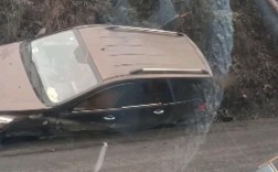 惊险一幕！轿车下坡失控起飞4米高空