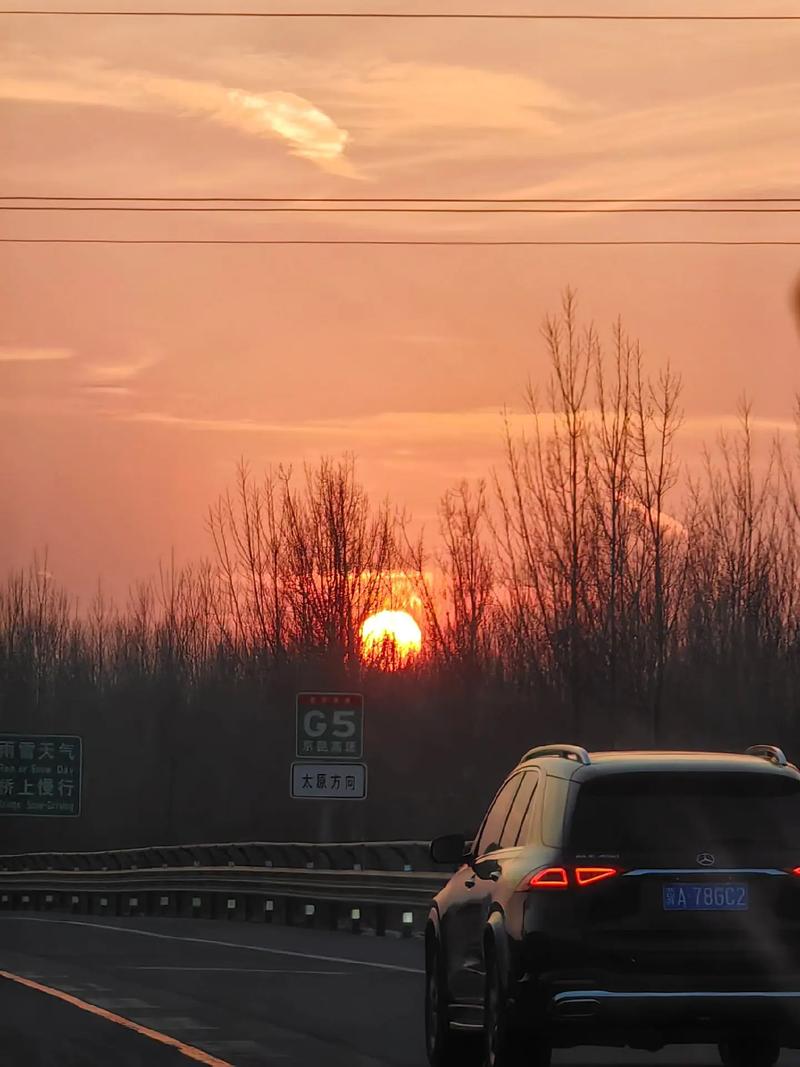 夕阳映照下的道路剪辑艺术,掌握光影之美-图2 夕阳映照下的道路剪辑艺术,掌握光影之美-图2
