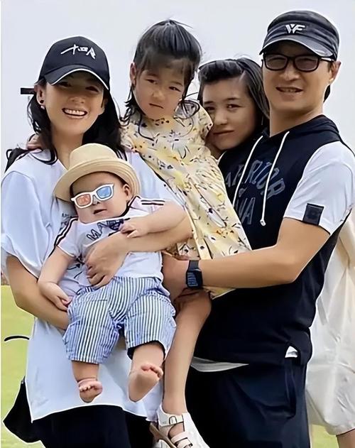 汪峰携四子女同行，次女表情略显拘谨-图2
