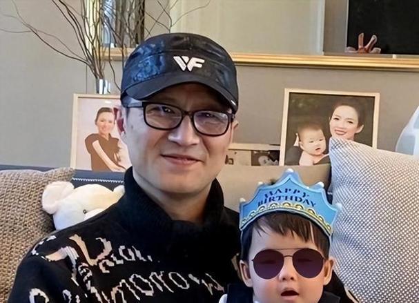 汪峰携四子女同行，次女表情略显拘谨-图3