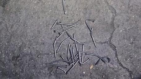 高速公路连环爆胎事件,10余袋钉子致80多辆车受损-图1 高速公路连环爆胎事件,10余袋钉子致80多辆车受损-图1