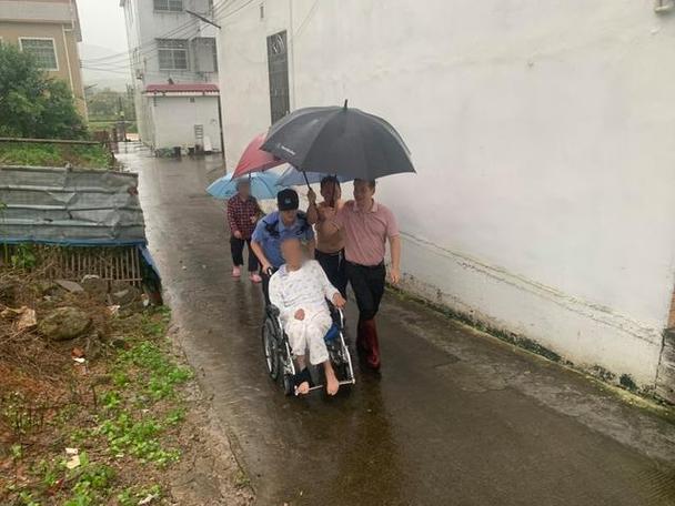 洪水中的坚守，派出所政委喊话先救群众-图3