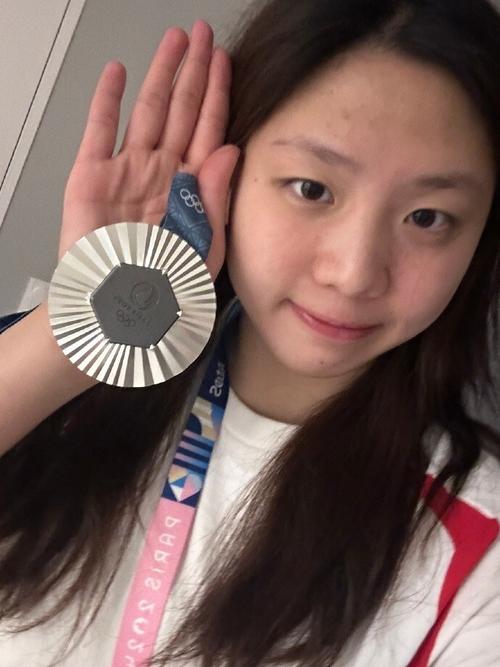 唐钱婷在100蛙项目中荣获铜牌荣耀-图1