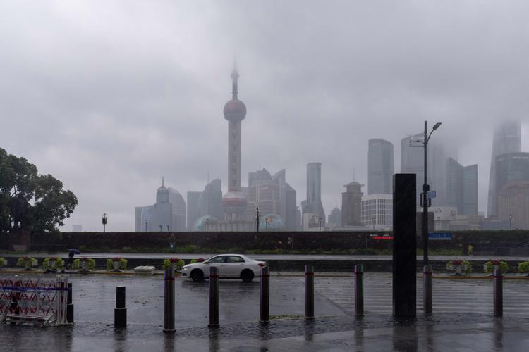 台风来袭，外滩游客被困？真相揭晓！-图2