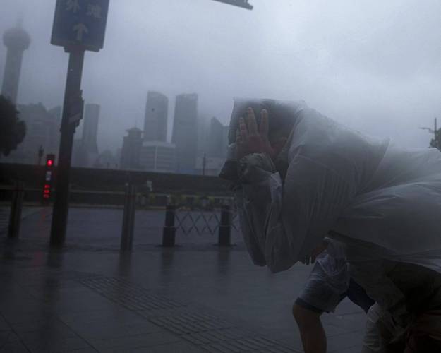 台风来袭，外滩游客被困？真相揭晓！-图3