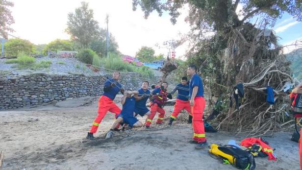暴雨中的生命奇迹，6人山顶被困100小时终获救-图2
