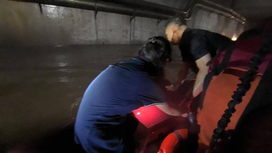 暴雨中的生命奇迹，6人山顶被困100小时终获救-图3