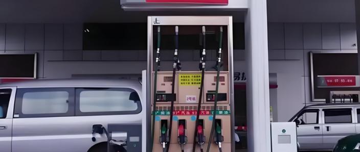 加油站变饭店?车主吐槽误入油中餐-图2 加油站变饭店?车主吐槽误入油中餐-图2