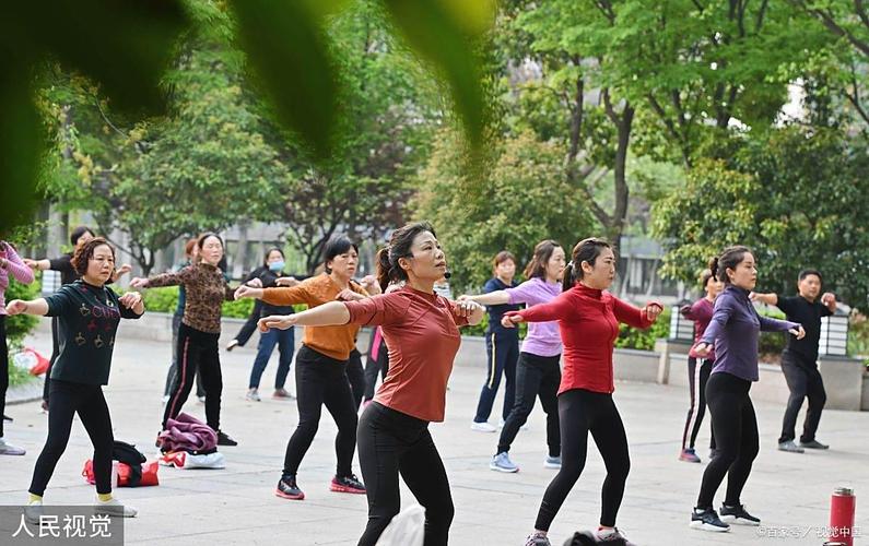 清晨广场舞冲突，女子硬刚报警引发热议-图3