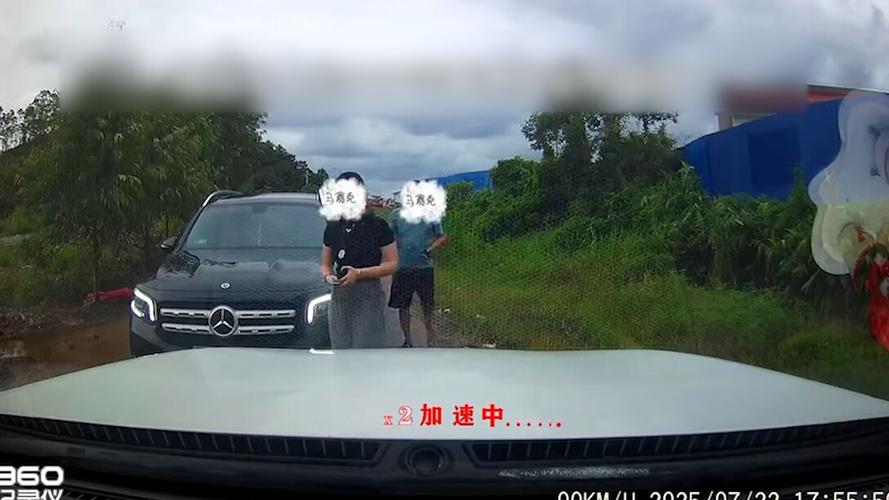 奔驰司机亮证逼让路事件引关注-图2