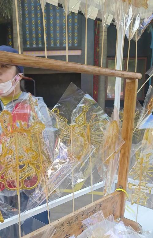 非遗传承，90后手作人匠心独运搓制点翠大蟑螂-图2