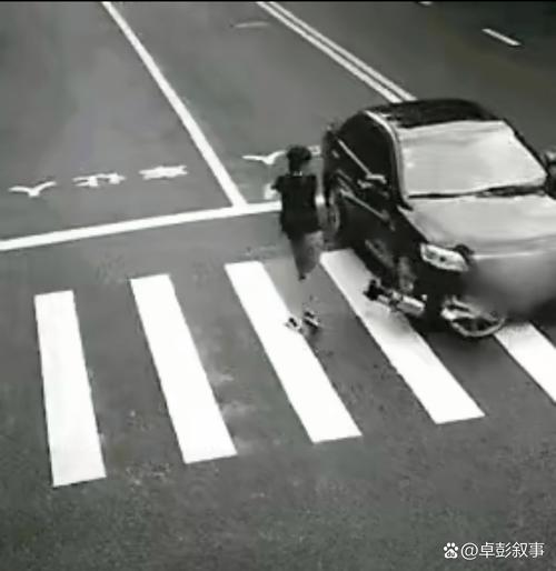 惊险瞬间！男子驾车途中遭遇剪刀从天而降直击车头-图2