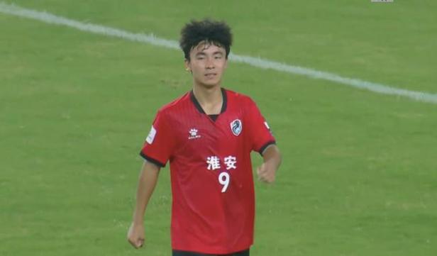 苏超劲旅南通3-0完胜镇江，豪取7连胜佳绩-图1