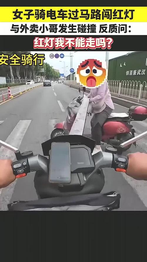 13岁女孩电动车载人闯红灯惨遭车祸-图2