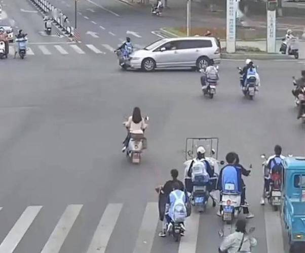 13岁女孩电动车载人闯红灯惨遭车祸-图1