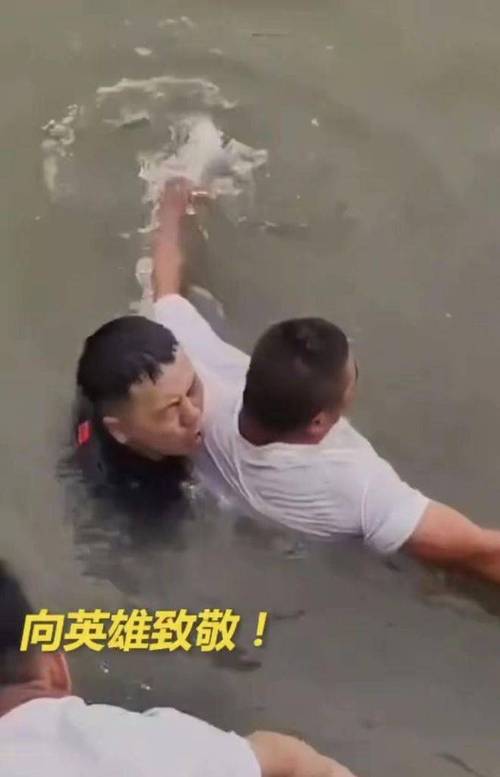 81岁退役老兵跳水勇救落水者，彰显军人本色-图2