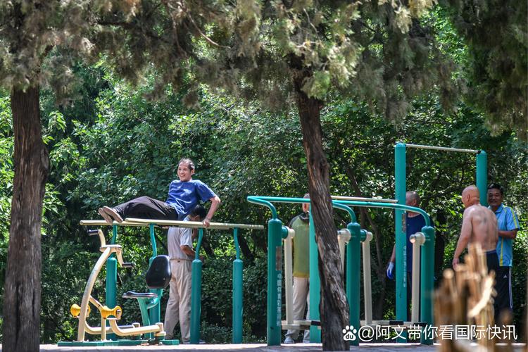 平衡车上的风筝盛宴，大爷展现独特放风筝技艺-图3