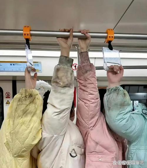 地铁车厢内女子不顾劝阻乱扔食物残渣-图3