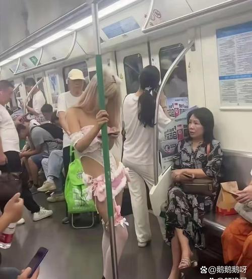 地铁车厢内女子不顾劝阻乱扔食物残渣-图2