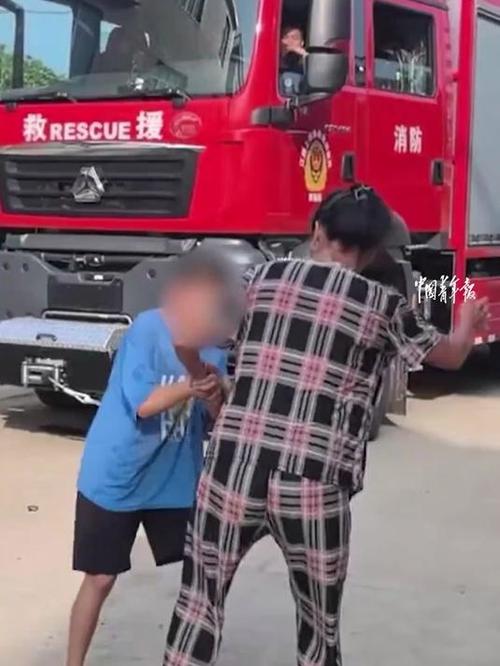男孩报假警引奶奶怒火，一场家庭风波的瞬间爆发-图3