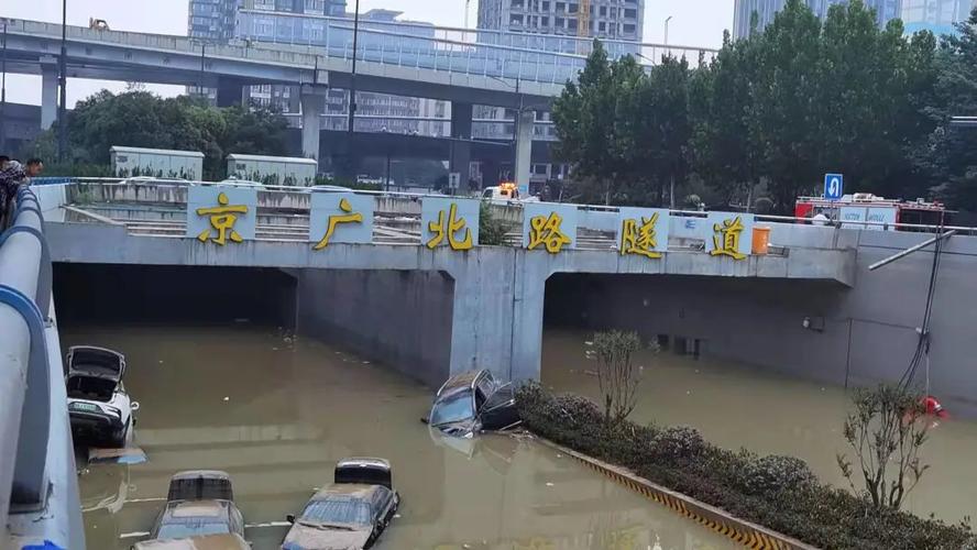 郑州隧道水淹事件，司机被困10分钟，水线逼近车窗-图1