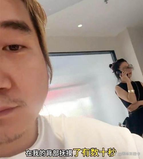 理发店员工洗头服务引争议，店方回应性骚扰指控-图1