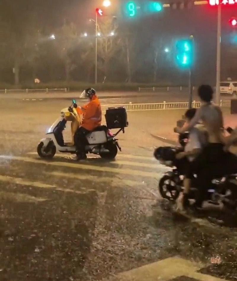 暴雨中的坚守,郑州外卖小哥的送餐瞬间-图3 暴雨中的坚守,郑州外卖小哥的送餐瞬间-图3