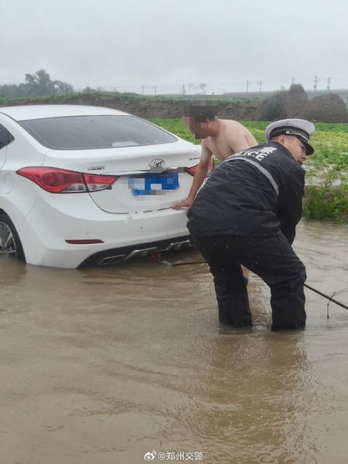 郑州暴雨中交警英勇护送儿童安全过马路-图3 郑州暴雨中交警英勇护送儿童安全过马路-图3