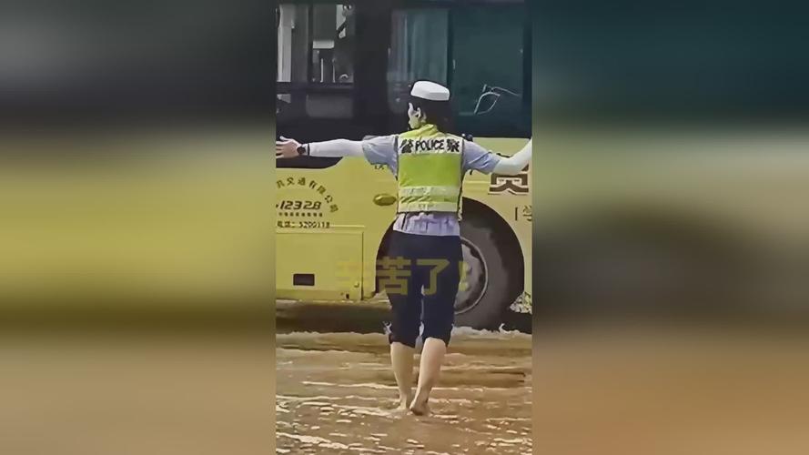 郑州暴雨中交警英勇护送儿童安全过马路-图2 郑州暴雨中交警英勇护送儿童安全过马路-图2