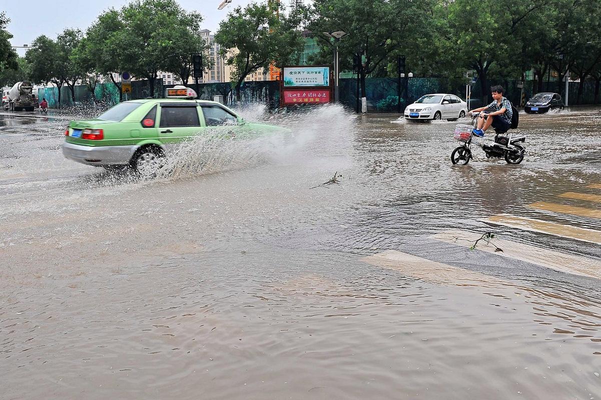 郑州暴雨惊险，市民险被积水冲走-图3