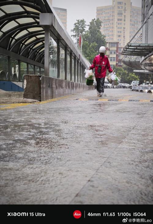 北京雨中坚守的打工人瞬间-图1