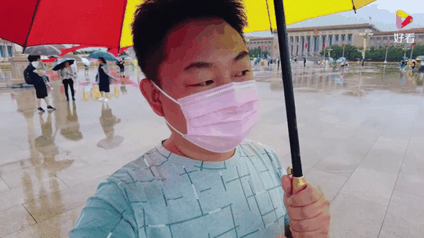 北京雨中坚守的打工人瞬间-图2