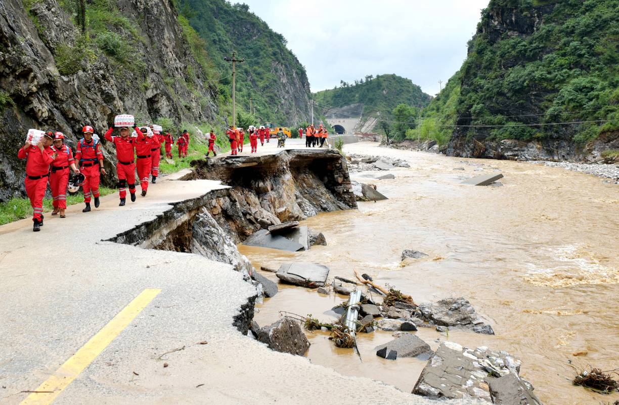 甘肃榆中遭遇山洪灾害，灾民紧急转移-图3
