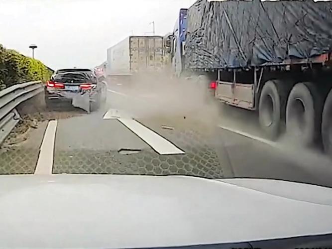 高速公路惊魂，司机下车检查遭大货车追尾！-图1