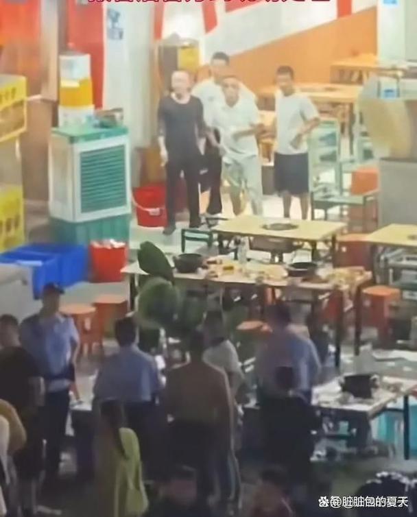 楼上住户泼液体事件惊扰烧烤店外用餐人群-图1