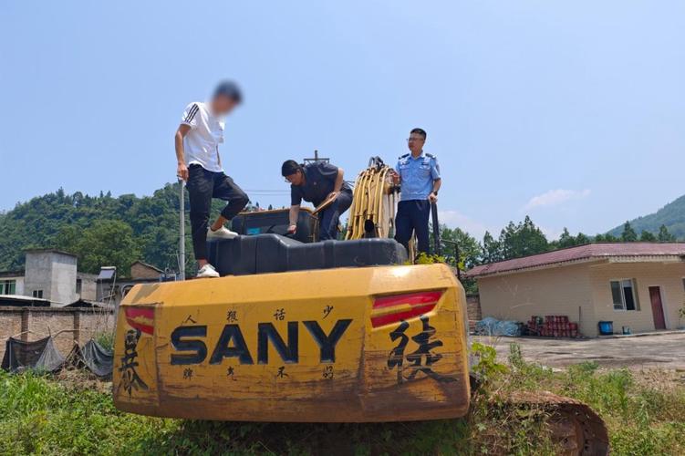 挖掘机堵门事件，警方通报3人因经济纠纷引发冲突-图3