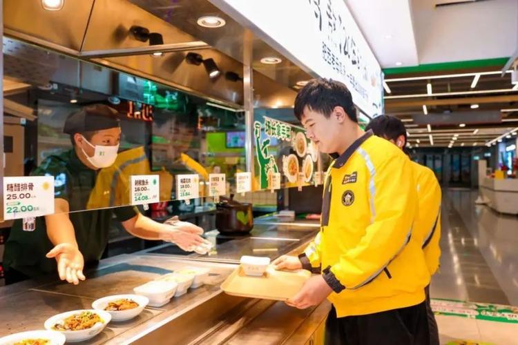 商场内惊现外卖骑手骑车取餐现象-图2