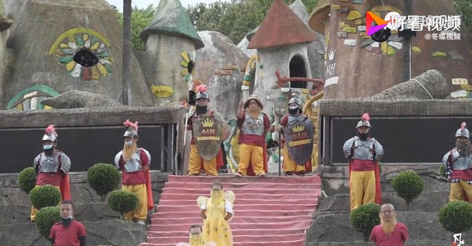 袖珍人小人国精彩表演，百人共谋生路-图1