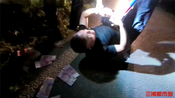 醉驾撒钱求分神,疯狂逃逸惊险一幕-图1 醉驾撒钱求分神,疯狂逃逸惊险一幕-图1