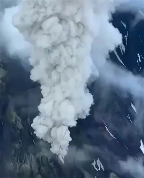 堪察加火山喷发，9000米高灰柱震撼天空-图3