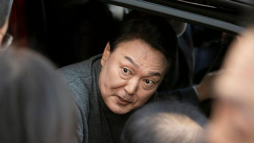 尹锡悦戴镣铐狱外就医，穿囚服曝光-图3