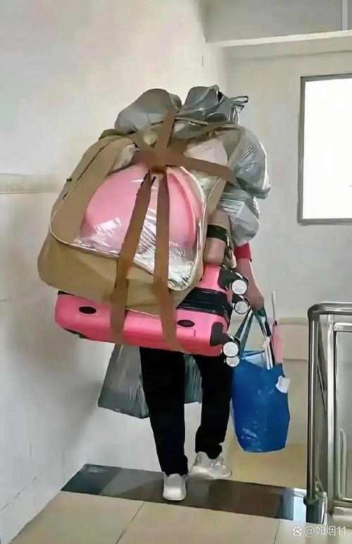 浦东机场箱子垫垫员爆红网络-图2